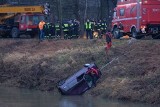 Strażacy wydobyli z Wisłoka w Tryńczy samochód, którym miały jechać zaginione nastolatki