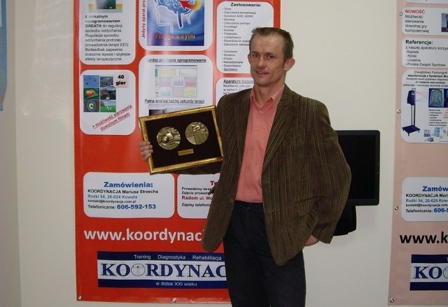 Mariusz Strzecha, właściciel radomskiej firmy Koordynacja prezentuje złoty medal zdobyty na targach rehabilitacyjno - medycznych w Kielcach za urządzenie do treningu oddechu.