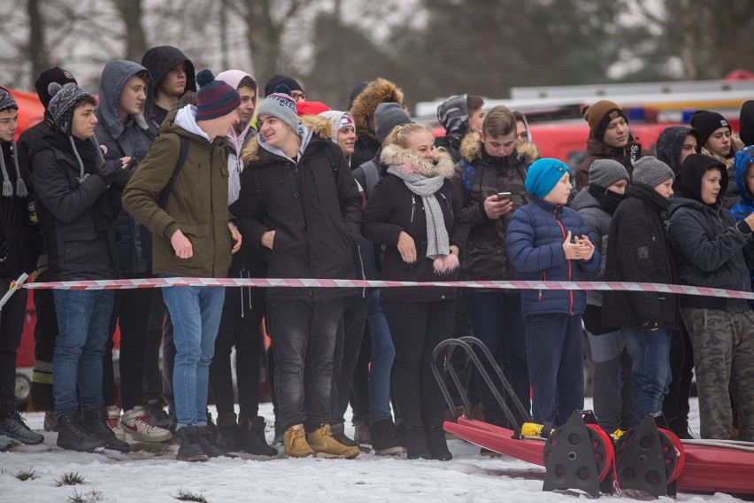 Pokazali jak zachować się na załamanym lodzie