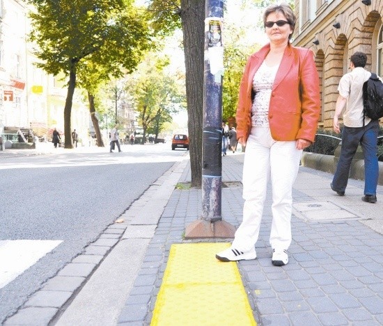 Nieoznakowane przejścia czy bez sygnalizacji dźwiękowej to koszmar - mówi Grażyna Polak. - Przechodzę przez ulicę dopiero wtedy, gdy ludzie obok mnie zaczynają iść.  Takie pasy, powinny być przy wszystkich &#8220;zebrach&#8221;, to dla mnie sygnał, że zbliżam się do końca chodnika.