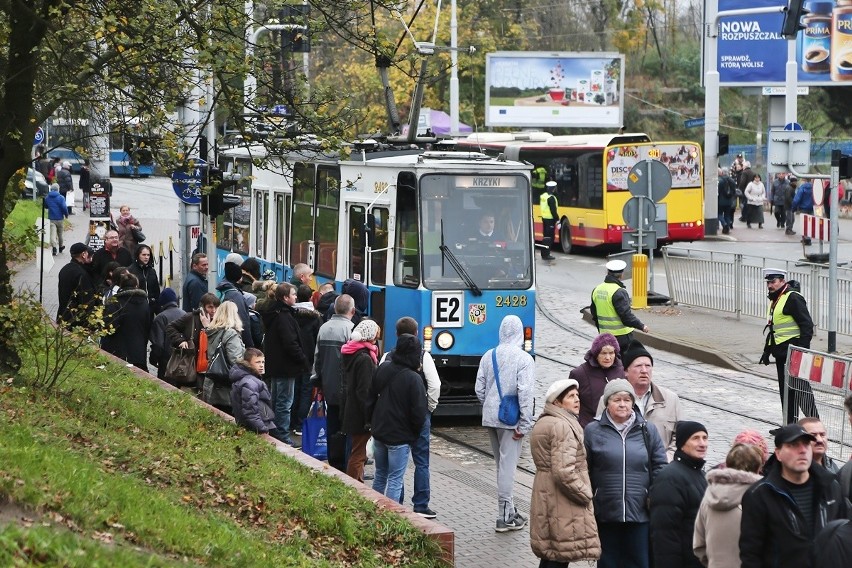 Tłumy na wrocławskich cmentarzach. To był wyjątkowo spokojny Dzień Wszystkich Świętych [ZDJĘCIA]