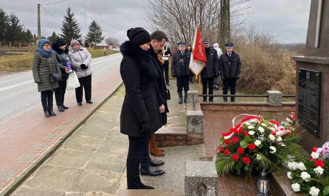 Przed monumentem – symbolem tragedii mieszkańców Topoli złożone zostały wiązanki kwiatów i zapalono znicze pamięci.