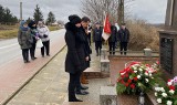 Uroczystości rocznicowe przed pomnikiem pomordowanych w Topoli. Monumentem to symbol tragedii mieszkańców tej miejscowości [ZDJĘCIA]