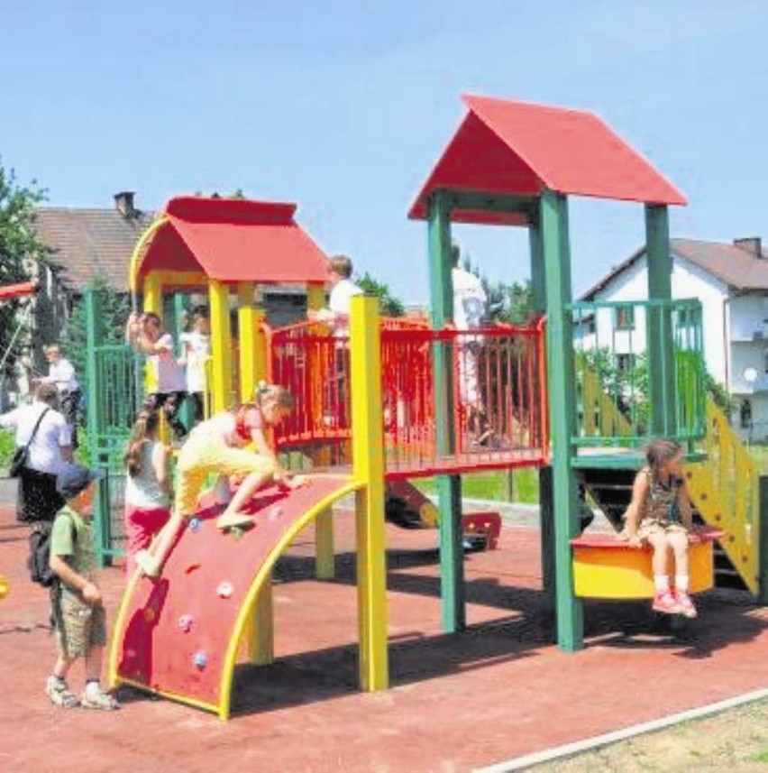 Plac zabaw dla dzieci w Janowicach.