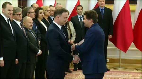 Nominację na prezydenckiego doradcę przyujmuje z rąk prezydneta RP Andrzeja Dudy prezydent Stalowej Woli Lucjusz Nadbereżny.