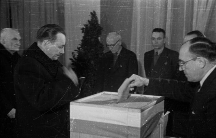 Głos w wyborach w 1947 roku oddaje Bolesław Bierut (z lewej)