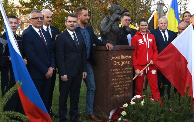 We wtorek w Heli Legionów w Kielcach rozpoczął się Międzynarodowy Turniej Bokserski w ramach VII Memoriału Leszka Drogosza. Jednym z patronów medialnych tego wydarzenia jest „Echo Dnia”. - Rywalizuje około 70 pięściarzy z 11 państw, w tym gronie jest, oczywiście, reprezentacja Polski - powiedział Grzegorz Nowaczek, prezes Polskiego Związku Bokserskiego.Przed rozpoczęciem turnieju uczczono pamięć Leszka Drogosza, byłego znakomitego pięściarza, „Czarodzieja ringu”. Złożono kwiaty przy jego pomniku, który znajduje się przy Hali Legionów. Następnie po otwarciu imprezy rozpoczęła się rywalizacja w ringu.- Witam serdecznie ekipy, które do nas przyjechały. Dziękuję włodarzom miasta. Myślę, że ten turniej będzie wizytówką  naszego regionu i za rok będziemy gościć dużo więcej reprezentacji - powiedział Grzegorz Nowaczek. - Witam wszystkich z całego serca. Doskonała pogoda, tak jak doskonały był Leszek  Drogosz. Mamy to szczęście, że ludzie boksu w województwie świętokrzyskim pamiętają go doskonale, stąd też ta ulica nazwane jest jego imieniem - mówił Jan Gierada, prezes Świętokrzyskiego Okręgowego Związku Bokserskiego. -To wielkie wydarzenie bokserskie. Życzę wszystkim udanych zawodów, walki fair play. Chciałbym, żeby nasze miasto zostało w waszej pamięci - powiedział Marcin Różycki, wiceprezydent Kielc. Wiceminister sportu i turystyki Annę Krupkę reprezentował  dyrektor biura Łukasz Korus, a marszałka województwa - Mariusz Gosek. W uroczystym otwarciu imprezy uczestniczył też Sławomir Stachura, dyrektor kancelarii prezydenta Kielc - Bogdana Wenty. W środę i czwartek od godziny 16 będą walki eliminacyjne, ćwierćfinałowe i półfinałowe - wstęp na nie jest wolny. Gala finałową rozpocznie się w piątek, 25 października, o godzinie 17. Wszystkie walki odbywać się będą w Hali Legionów przy ulicy Leszka Drogosza w Kielcach. Na gali finałowej nie zabraknie znanych osób, byłych znakomitych bokserów.(dor)