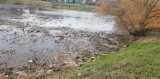 Jezioro Słoneczne tonie w śmieciach. Wody Polskie deklarują uprzątnięcie zbiornika