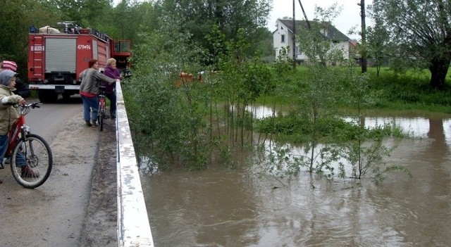 Mieszkańcy gminy Klimontów z niepokojem patrzą na wezbraną rzekę Koprzywiankę