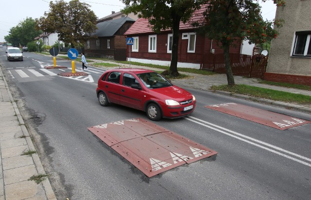 Czytelnik zaobserwował bardzo niebezpieczne zjawisko, które widać na zdjęciu. Kierowcy omijają progi na ulicy Hożej i jadą środkiem jezdni.