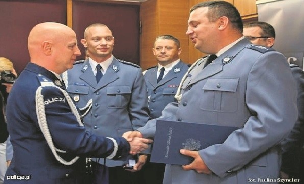 Komendant główny policji gratuluje asp. Kornackiemu