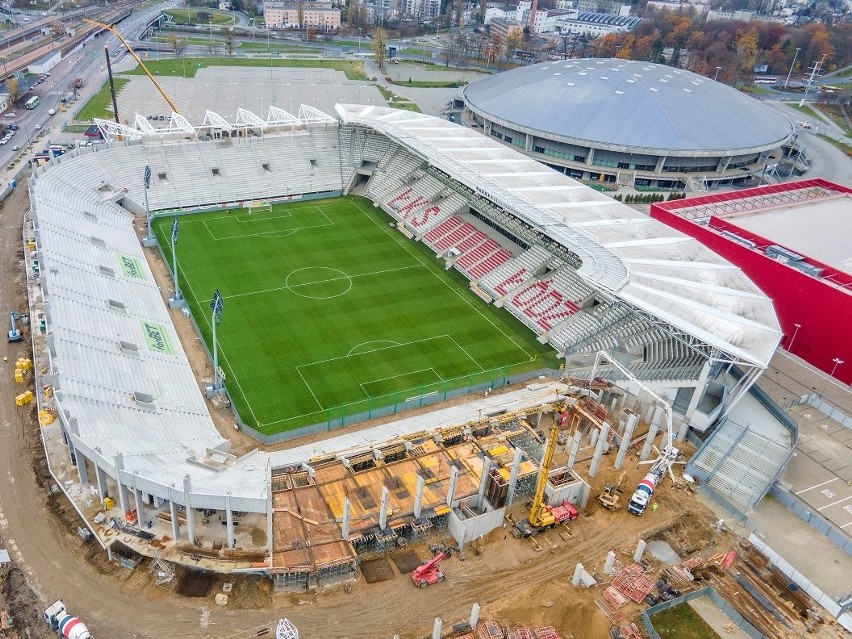 Łódź buduje stadion ŁKS. Trwa montaż elementów dachu i budowa czwartej, północnej trybuny FOTO