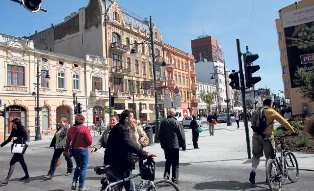 Trudno sobie wyobrazić, że na ulicy Piotrkowskiej rosły kiedyś drzewa i była ona zieloną aleją...