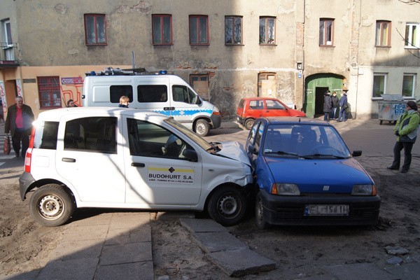 Wypadek u zbiegu Zawiszy i Młynarskiej - trzy osoby ranne [nowe fakty, zdjęcia]