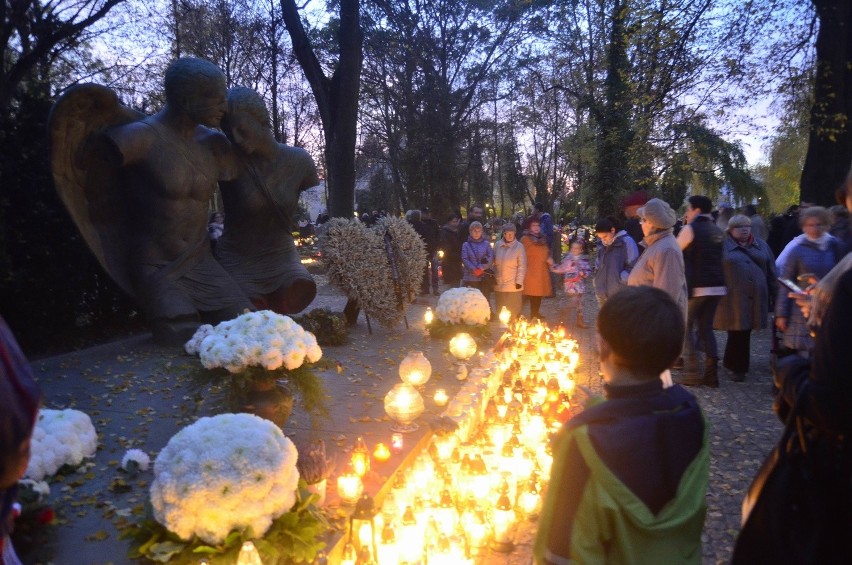 Wszystkich Świętych: Cmentarz Nowina rozświetlony zniczami