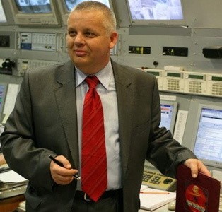 Dyrektor operacyjny Hertz Systems, Wojciech Tupajka, prezentuje najnowszy nadajnik GPS Hertz 200 (Fot. Hertz)