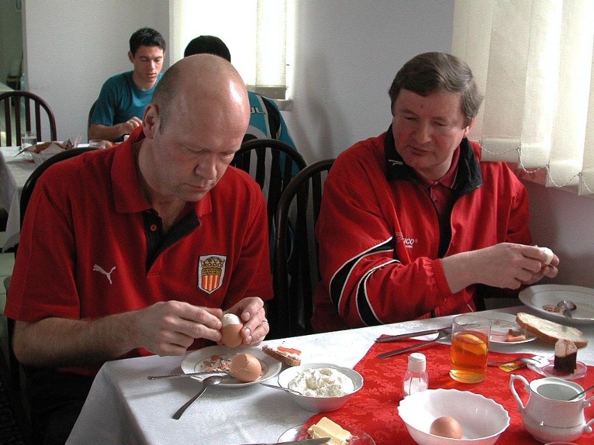 Unikatowe zdjęcia ze zgrupowania piłkarzy Korony Kielce w Szamotułach w 2004 roku. Tak mieszkali i trenowali Żółto-Czerwoni
