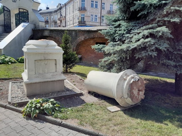 Postawiona 90 lat temu figura Matki Bożej Immaculaty przy kościele św. Trójcy w Przemyślu zostanie poddana renowacji. Odnowiony zostanie również cokół, na którym stała.