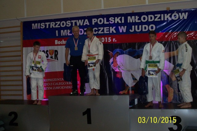 Na zdjęciu Janczylik  z trenerem na najwyższym stopniu podium.