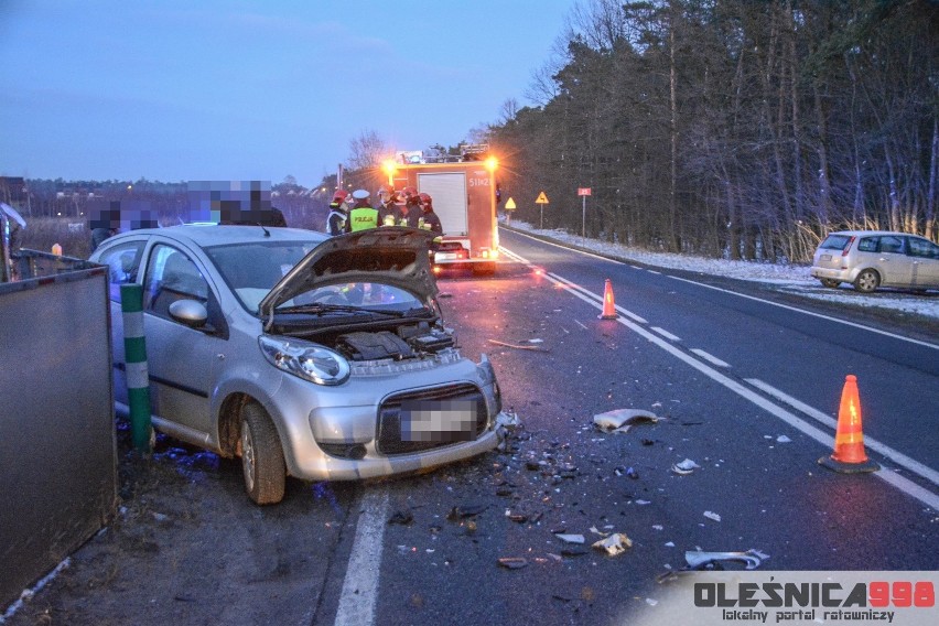Groźny wypadek pod Oleśnicą. Zderzenie trzech aut (ZDJĘCIA)