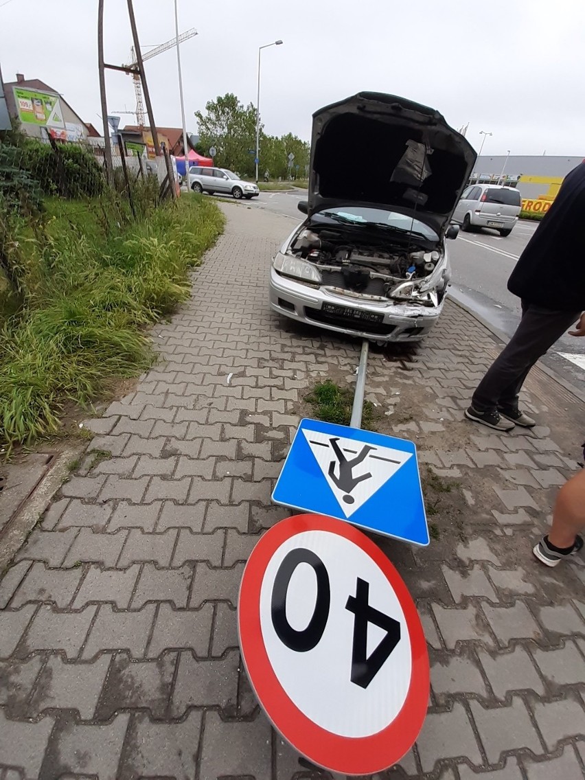 Wypadek dwóch aut na Maślicach. Staranowane znak i płot (ZDJĘCIA)