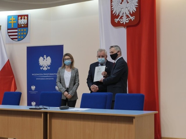 Wojewoda Zbigniew Koniusz podpisuje umowę z wójtem gminy Strawczyn Tadeuszem Tkaczykiem