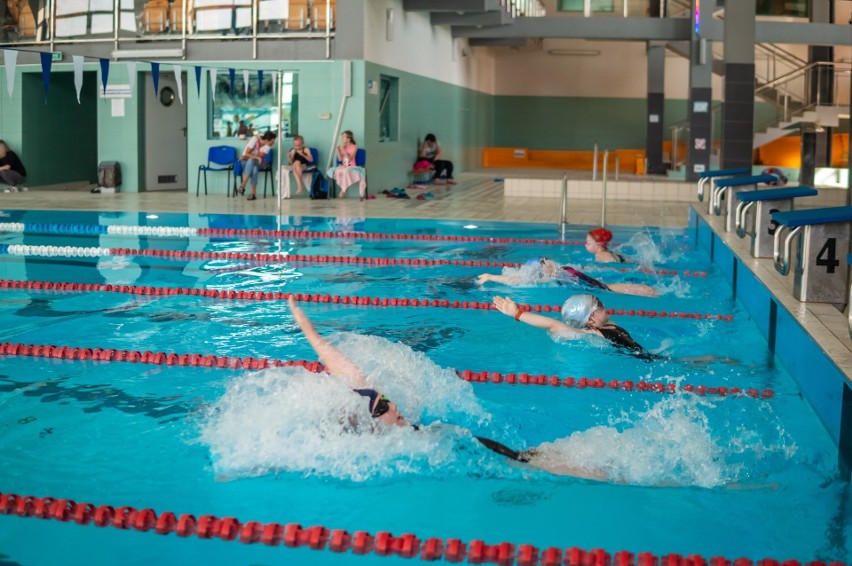 Dzień Dziecka na sportowo. Na pływalni w Staszowie rywalizowało 80 młodych pływaków. Zobaczcie zdjęcia