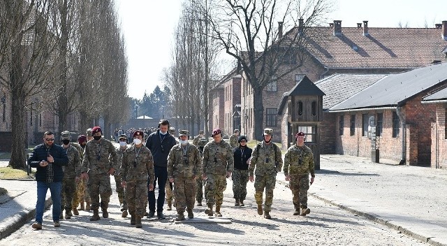 Ponad 1 mln 184 tys. osób odwiedziło w 2022 roku tereny Miejsca Pamięci Auschwitz-Birkenau