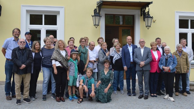 Grupa gości z Izraela z gospodarzami spotkania przed konecką biblioteką