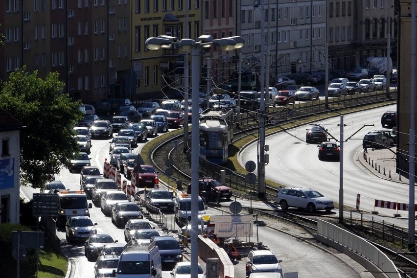 Wrocław: Wielki korek na Kazimierza Wielkiego. Kilometr w 20 minut (ZDJĘCIA)