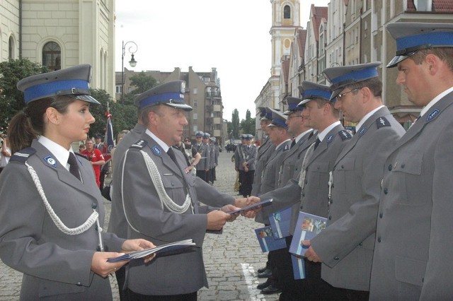 Na uroczystym apelu komendant wojewódzki insp. Zbigniew Maciejewski oraz komendant powiatowy insp. Jacek Kaczmarek wręczyli 44 awanse na wyższy stopień.
