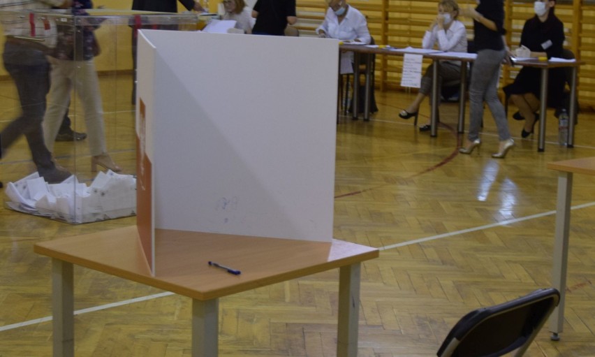 Incydent wyborczy w Ostrołęce. Ktoś zniszczył plakaty. Policja szuka sprawcy