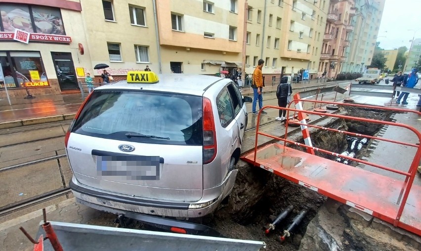 Samochód wjechał w przystanek tramwajowy "Gajowa" w kierunku...