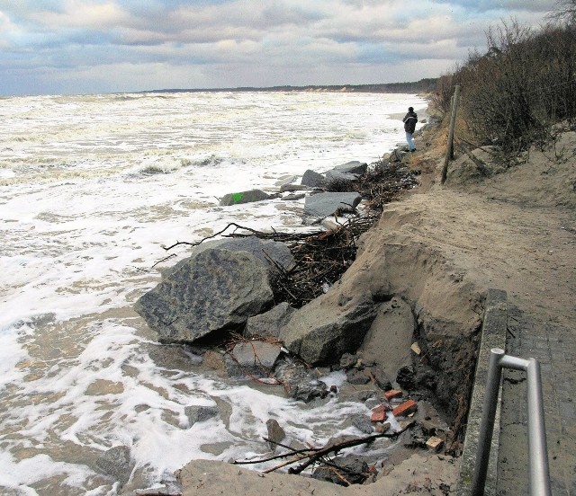 Sztormy niszczą nadmorskie plaże w okolicach Ustki