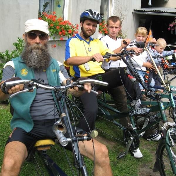 Miłośnicy niezwykłych rowerów (od lewej) Bruno Kochanek, Sławomir Szota, Grzegorz Sobiecki, Agata Kochanek i dwuletni Szymon Kochanek, który już przymierza się do jazdy rowerem poziomym.