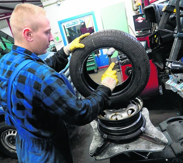 Wymiana czterech opon w samochodzie trwa, wraz z wyważeniem kół, około 25-35 minut. W czwartek opony wymieniał m. in. Przemysław Małecki, mechanik ze Stanfeksu