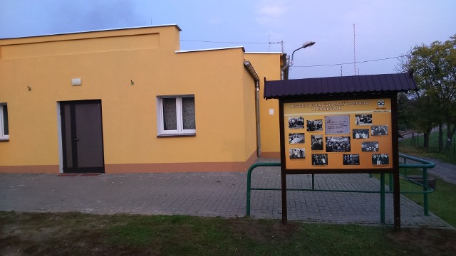 Nowa tablica, która przedstawia historię lokalnego Koła Gospodyń Wiejskich w Bieńkówce