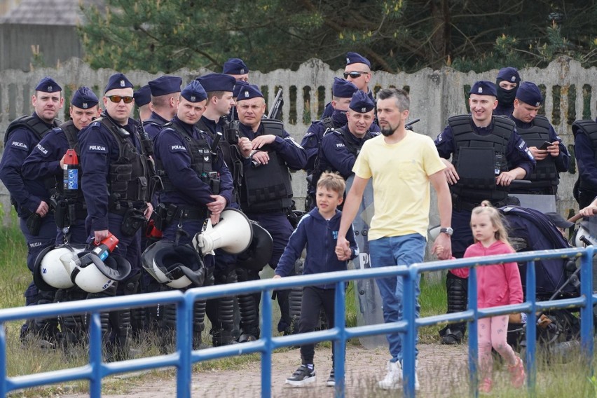 Obstawa policji i spora grupa kibiców na meczu Moravii ze...