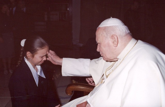 Agata Ostaszewska rozpłakała się w głos, gdy Jan Paweł II obdarzył ją błogosławieństwem.