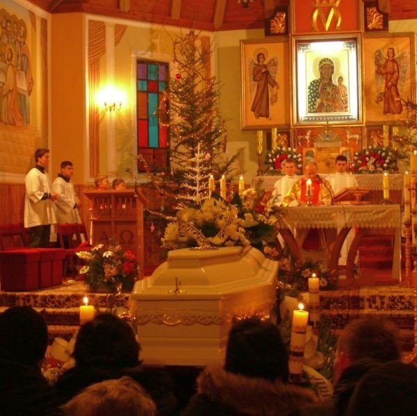 Msza święta żałobna w kościele w Kotowej Woli.