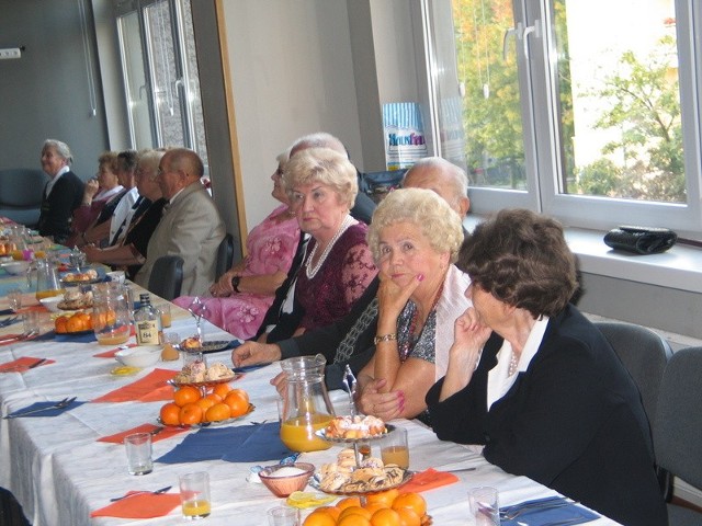W tradycyjnym spotkaniu z okazji Dnia Seniora w Środowiskowym Domu Kultury spotkało się ponad 100 uczestników domów dziennego pobytu z Tarnobrzega, Mielca i Dębicy.