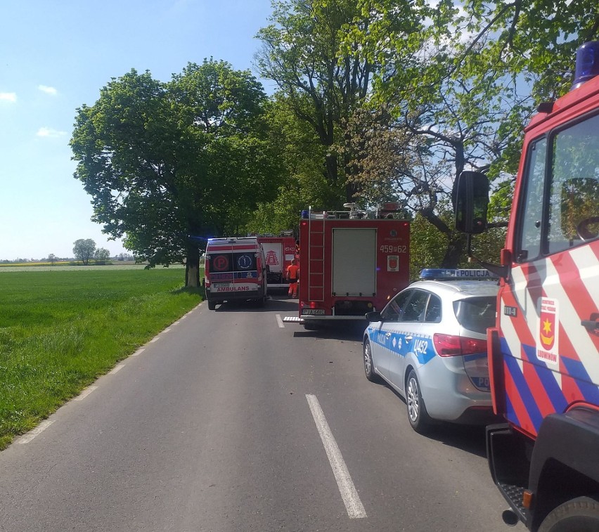 Samochód osobowy marki BMW ciągnął lawetę z autem takiej...