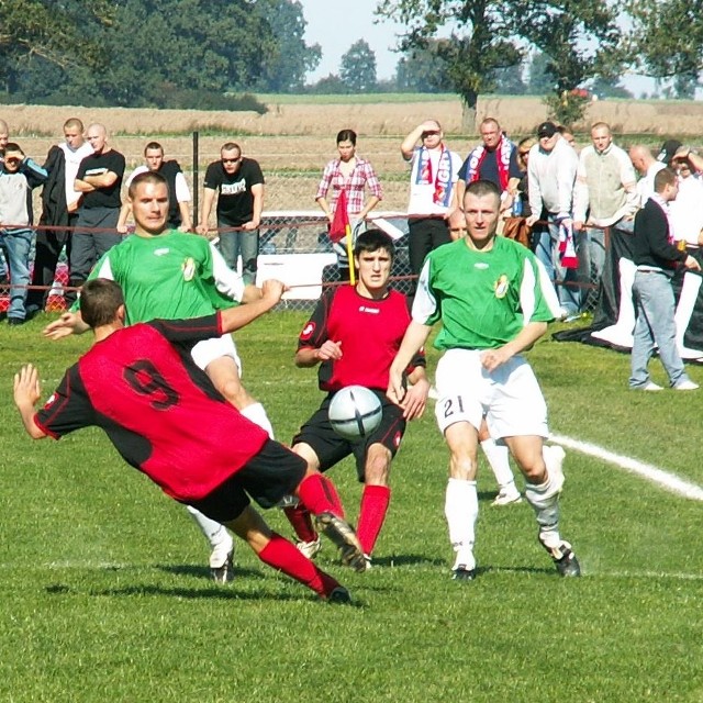 Polonez (w czerwonych strojach) piłkarsko był słabszy od Gryfa 95.