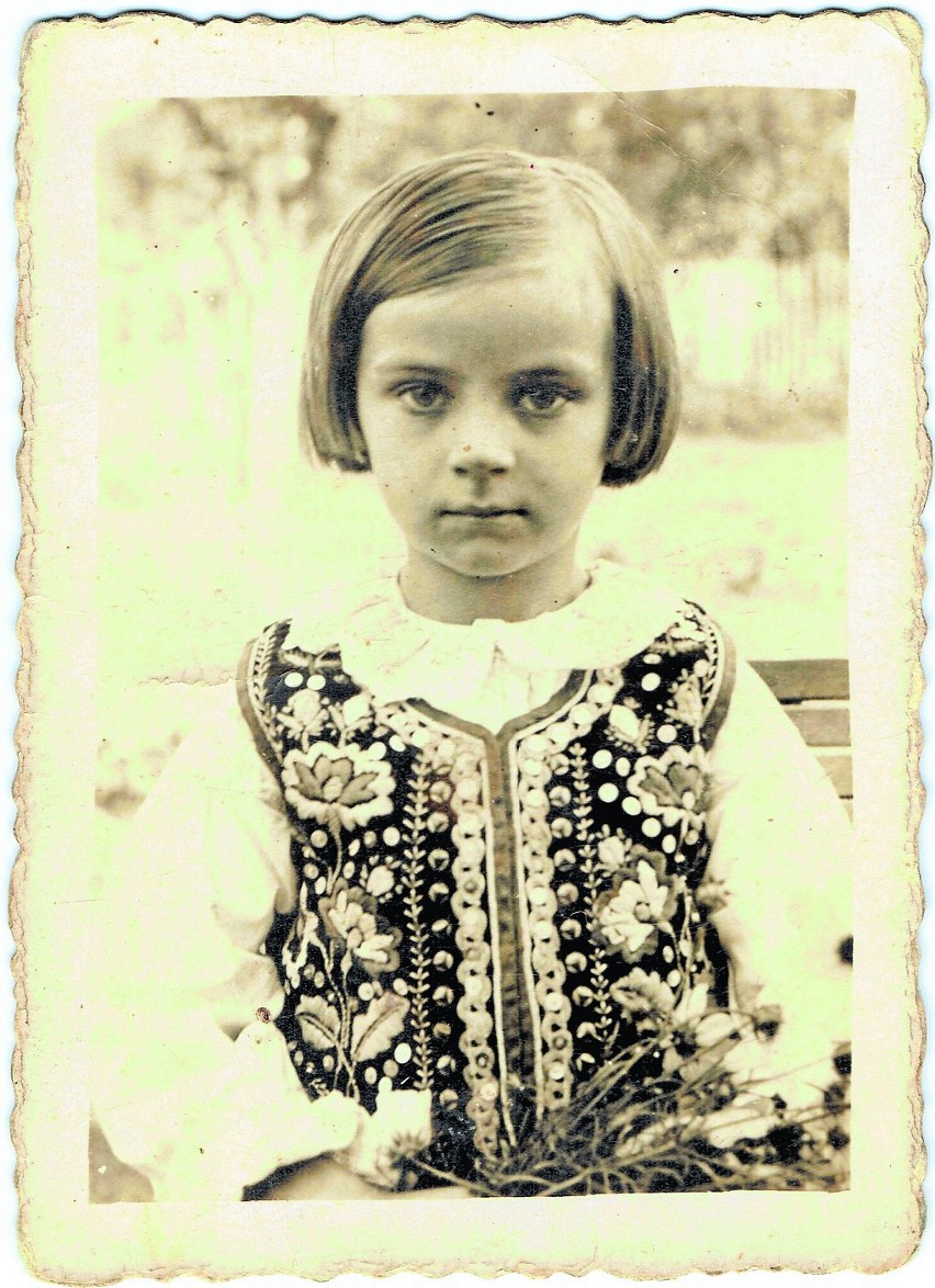 Lata 30. XX w. Ta dziewczynka w stroju bronowickim to...