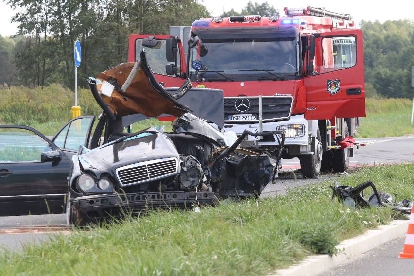 Tragiczny wypadek pod Wrocławiem. Nie żyje kierowca mercedesa 