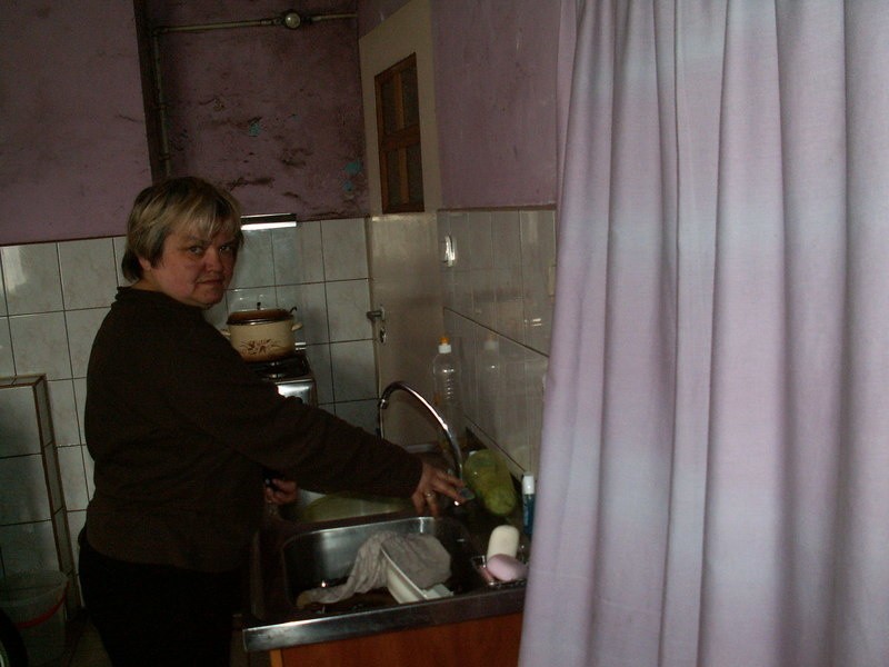 Pani Elżbieta Kołtońska od lat czeka na mieszkanie komunalne, bo życie w tym przy ul. Solnej to wegetacja 