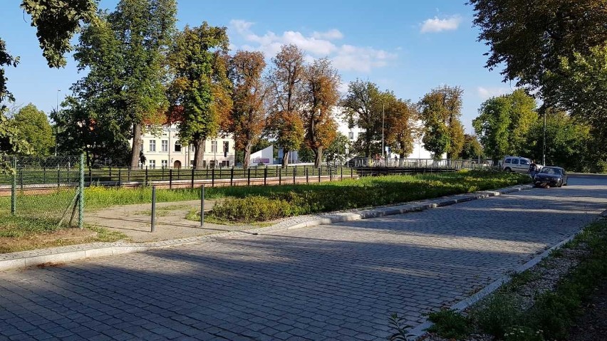 Goście Parku Oruńskiego w Gdańsku narzekają na brak miejsc postojowych w jego okolicy. Nowe jednak szybko nie powstaną