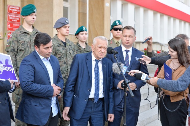 We wtorek (1.10) przed budynkiem Urzędu Marszałkowskiego w Toruniu odbyła się konferencja prasowa Mariusza Kałużnego, który kandyduje do Sejmiku Województwa Kujawsko-Pomorskiego. Swoje poparcie dla kandydata wyraził Kornel Morawiecki, działacz opozycji antykomunistycznej w czasach PRL, marszałek senior Sejmu VIII kadencji. Na konferencji mówiono o wsparciu dla nowoczesnej i innowacyjnej edukacji oraz zwiększeniu roli organizacji proobronnych i inicjatyw patriotycznych.Wideo: Zmiany w ordynacji wyborczej 2018