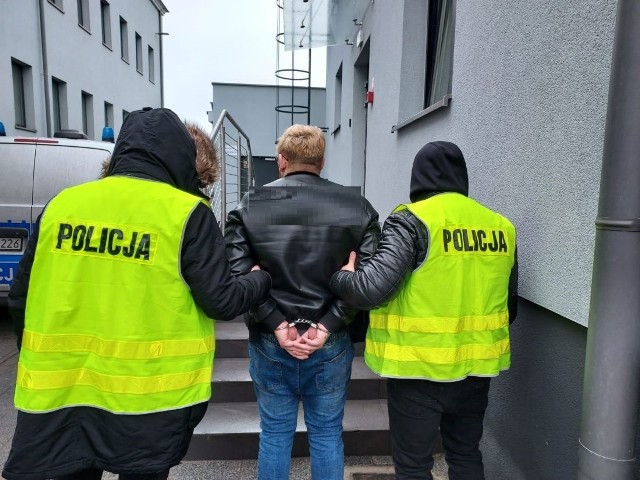 Policjanci z Inowrocławia zatrzymali w Szczecinie 26-latka. Miał narazić firmę, w której pracował na stratę w wysokości 1,3 mln zł