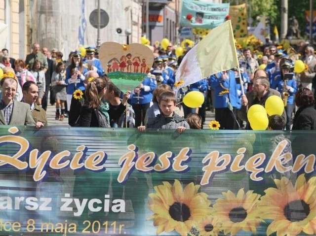 Setki kielczan z całymi rodzinami przeszły ulicą Sienkiewicza w niedzielę w pierwszym Marszu Życia.